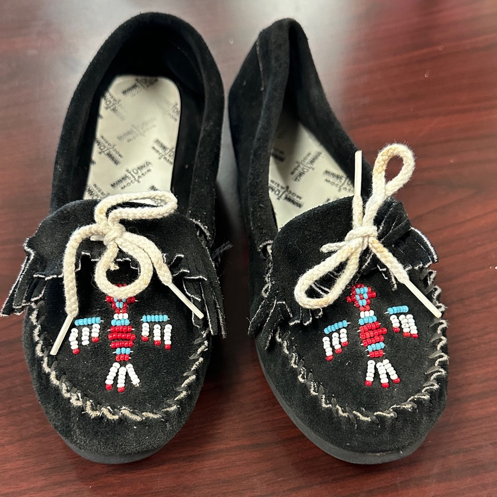 Minnetonka vintage Black suede Moccasin fringe with beaded thunderbird size 7.5